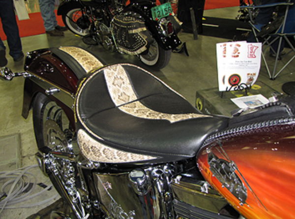 Jok motor dengan motif tribal yang mengagumkan